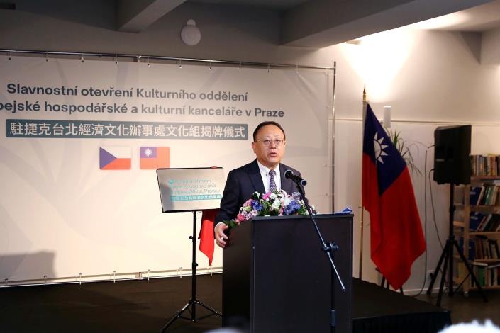 Minister Shih Che attended the plaque-unveiling ceremony for the cultural division at the Taipei Economic and Cultural Office in Prague