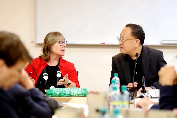 Anna Kaminsky (left), CEO the Federal Foundation for the Study of the Communist Dictatorship in Eastern Germany, and Culture Minister Shih Che  