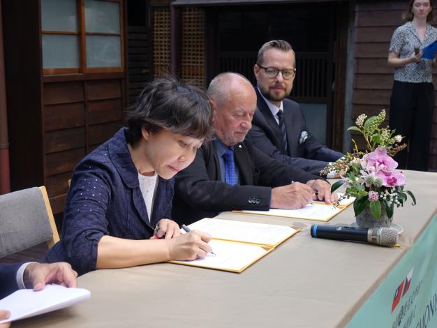 Nikky Lin, the Director of NMTL, and Zdeněk Freisleben, the Director of the Museum of Czech Literature, signed an MOU. 