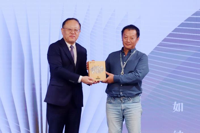 Shih Che (left) presented the award to  Cheng Jye-Renn, music director of Tiehua Music Village