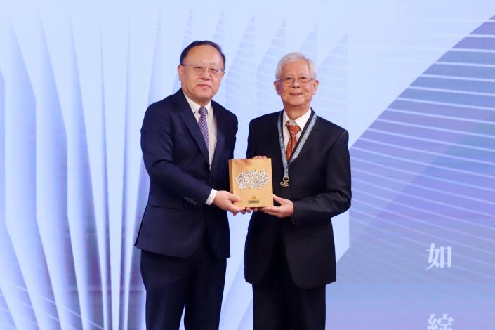 Shih Che (left) presented the award to Liao Lu-lee, chairman of Taiwan Reading and Culture Foundation