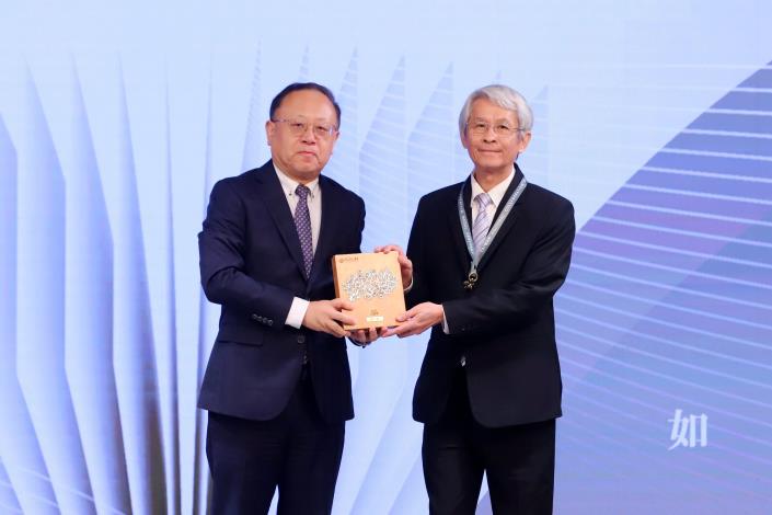 Shih Che (left) presented the award to Chen Li-po, CEO of the Chen Chengpo Cultural Foundation