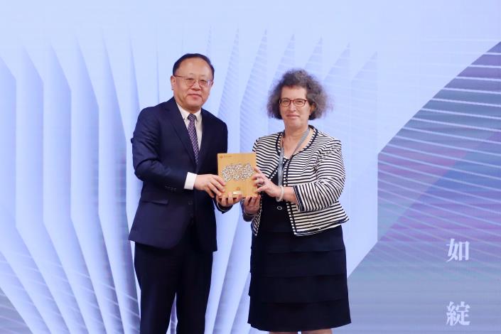 Shih Che (left) presented the award to Elizabeth Zeitoun, research fellow of Institute of Linguistics, Academia Sinica