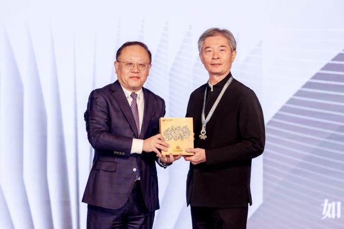 Shih Che (left) presented the award to Yeh Chwei-ching, recording engineer and founder of Platinum Studio