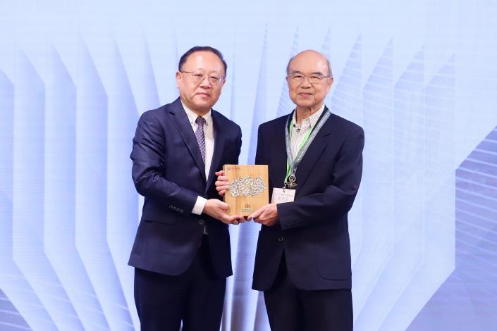 Shih Che (left) presented the award to Yeh Bu-jung, manager of Hung Fan Bookstore