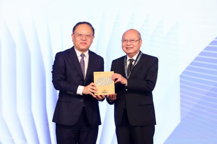 Shih Che (left) presented the award to Liao Wu-jyh, president of the Dalongdong Baoan Temple in Taipei