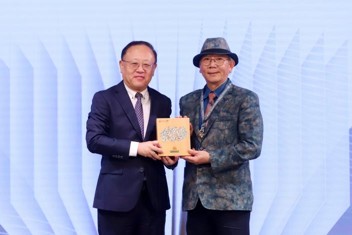 Shih Che (left) presented the award to Chen Ching-lin, director of Tennii Studio