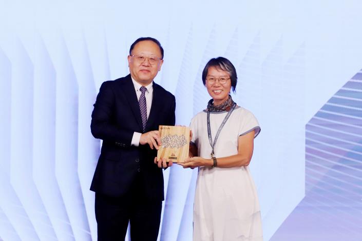 Shih Che (left) presented the award to Tang Li-fang, founding president of the Yunlin Storyteller Association