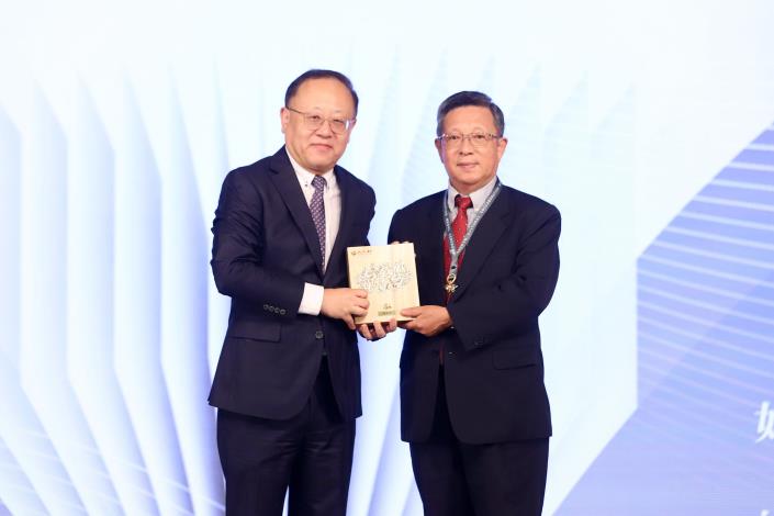 Shih Che (left) presented the award to Tsang Cheng-hwa, director of Institute of Anthropology at National Tsing Hua University