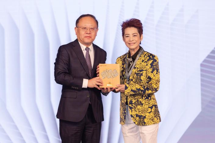 Shih Che (left) presented the award to Chang Shiu-kim (張秀琴), leader of Shiu-Kim Taiwanese Opera Troupe