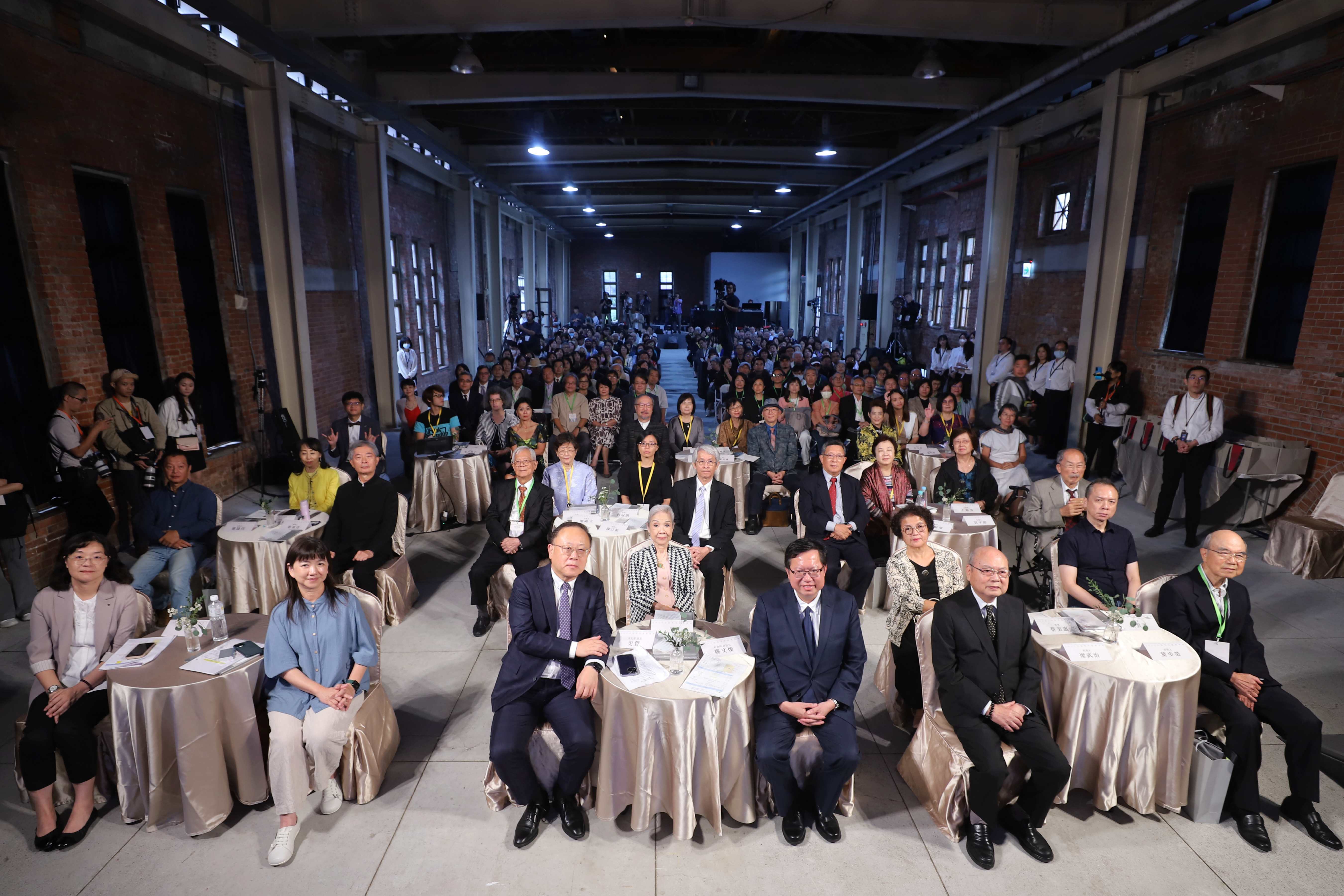 Vice Premier Cheng Wen-tsan (front row, third from right), Culture Minister Shih Che (front row, third from left) attended the the Cultural Association Medal Award ceremony with other guests