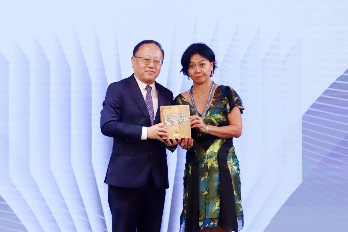 Shih Che (left) presented the award to Yoko Shioya, artistic director of Japan Society