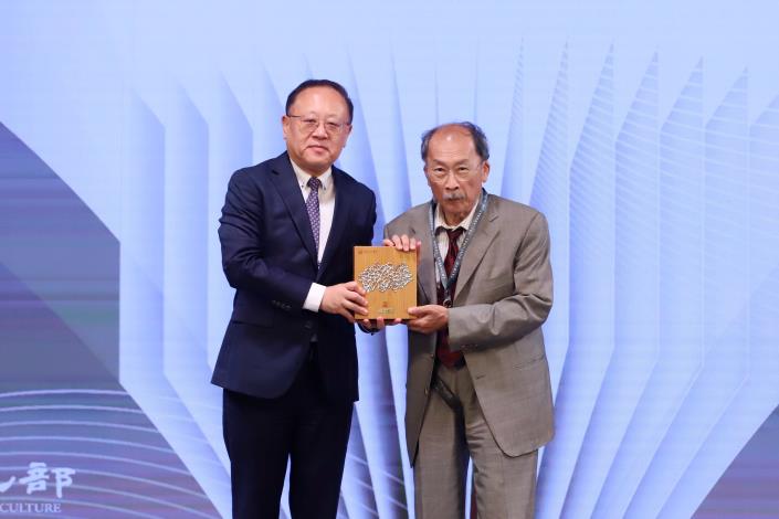 Shih Che (left) presented the award to Huang Tsai-lang, artist and former director of the National Taiwan Museum of Fine Arts
