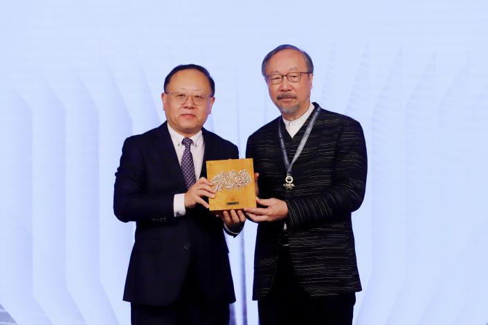 Shih Che (left) presented the award to Lin Pang-soong, chair professor of Asia University