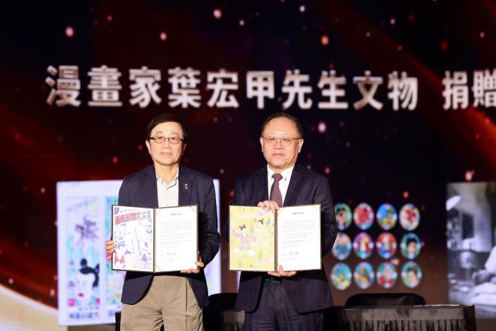 Yeh Chia-lung (left), the son of the late comic maestro Yeh Hung-chia, donates his father's collections.