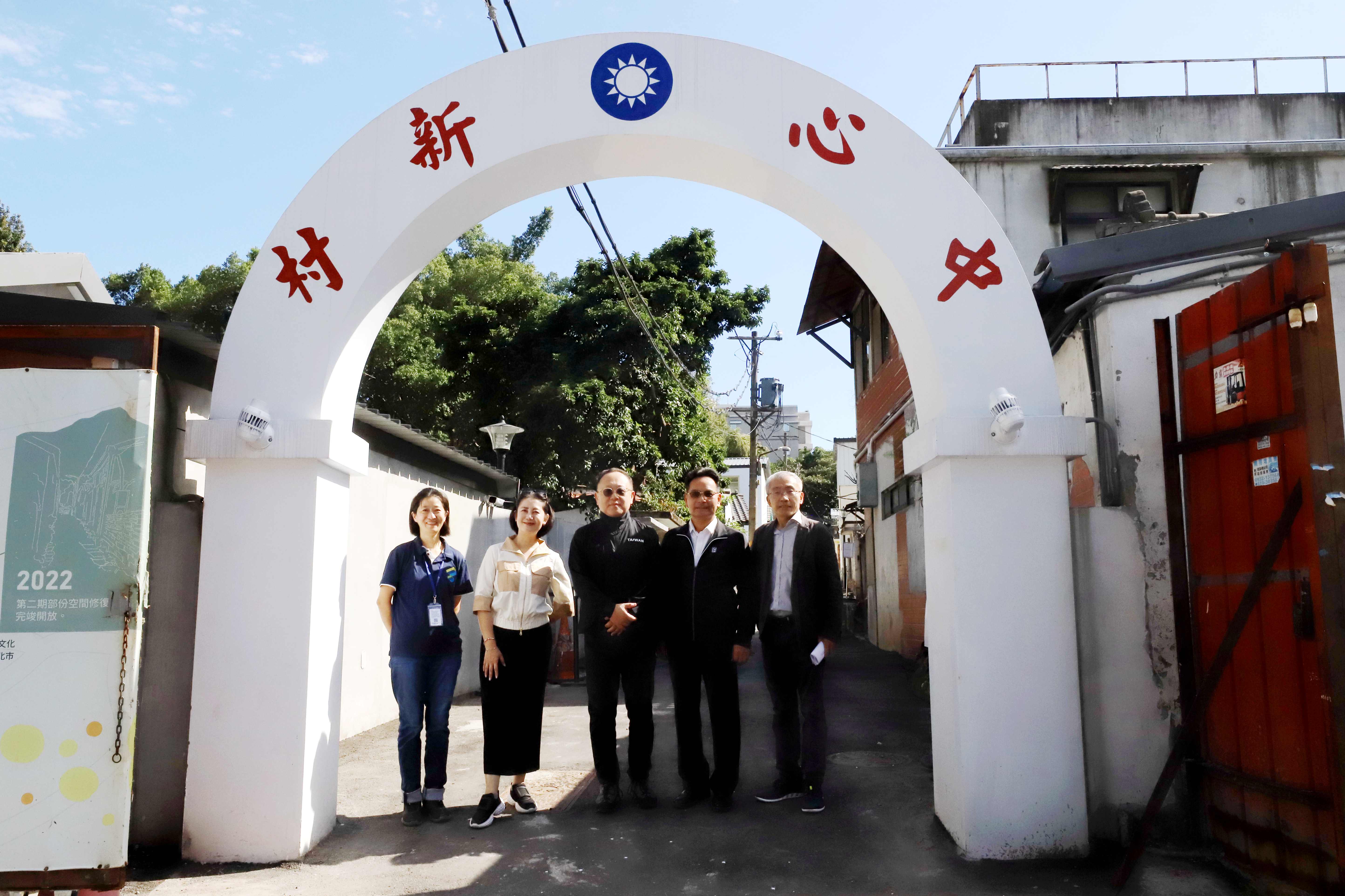 Culture Minister Shih Che (middle), legislator Wu Szu-yao (left 2), and others visit historical sites in Beitou.