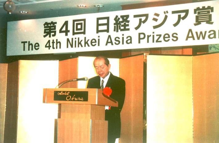 Shi Wen-long at an award ceremony in Japan in 1999