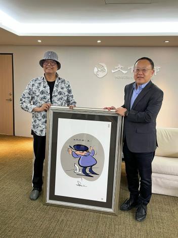 Cartoonist Loic Hsiao (left) and Culture Minister Shih Che