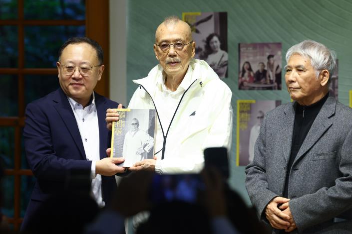 Minister Shih (left) presented the book series to the featured artists