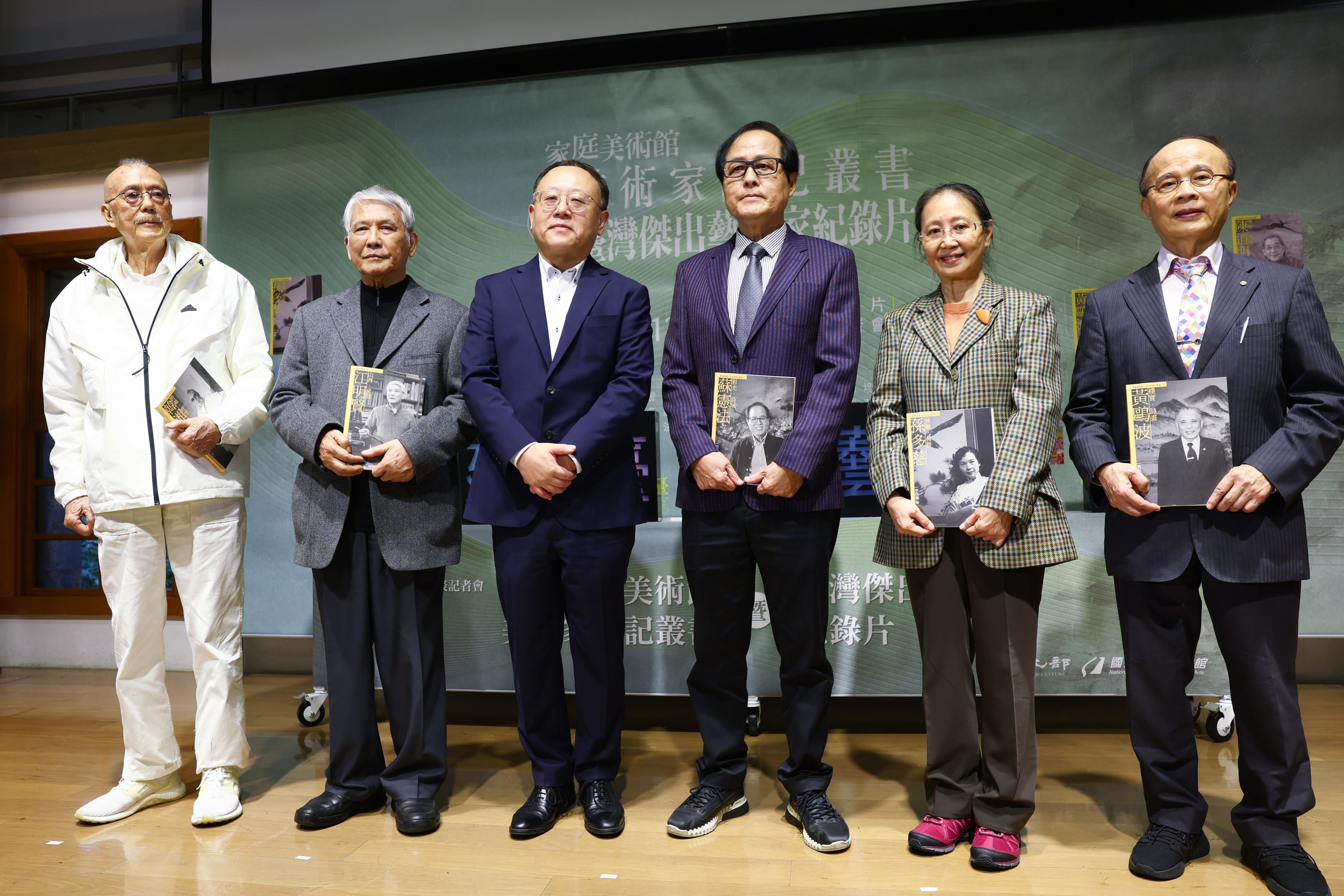 Culture Minister Shih Che (third from left) attended the press conference on the book launch