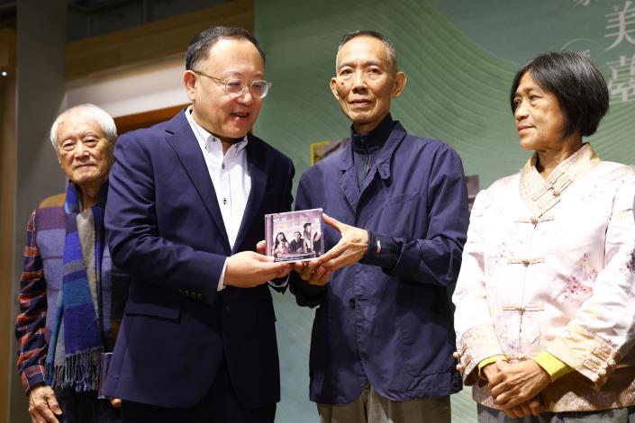 Minister Shih (front left) presented the DVD to the featured artists