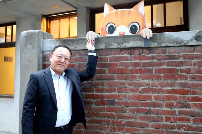 Culture Minister Shih Che and the animated character Barkley the Cat