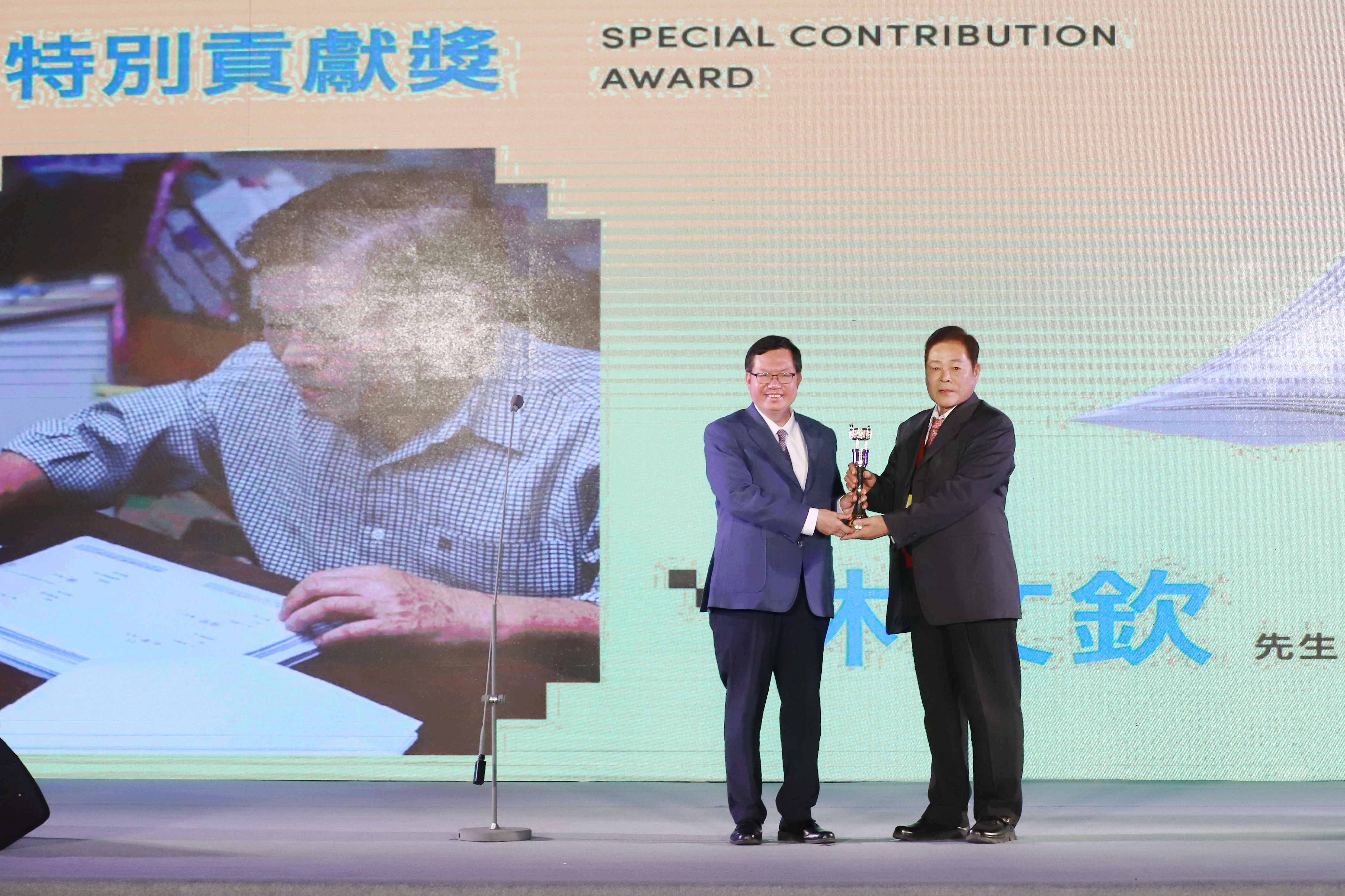 Publisher Lim Bun-kim (right) receives Golden Tripod special contribution award