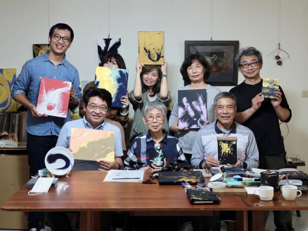 Artist Cheng Chung-chuan (center of the first row)