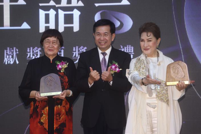 Yang Li-hua and Chou Ching-yu honored for Taiwanese language promotion 