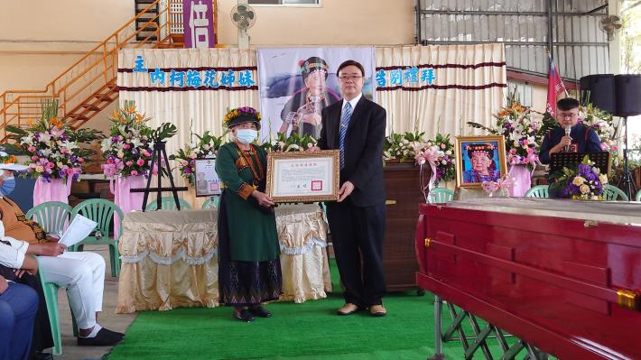 Nian Chen-yu, the Deputy Director General of the Bureau of Cultural Heritage, presented a posthumous certificate of commendation to Palribulungu’s daughter