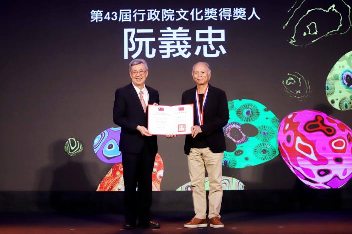 Premier Chen Chien-jen (left) presented the certificate to photographer Juan I-jong