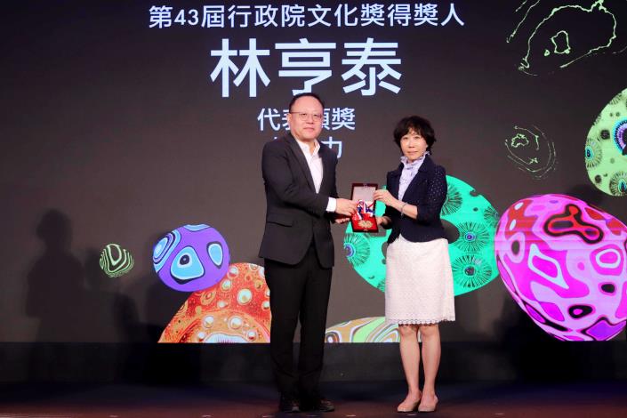 Culture Minister Shih Che (left) presented the award to late poet Lin Heng-tai's daughter Nikky Lin