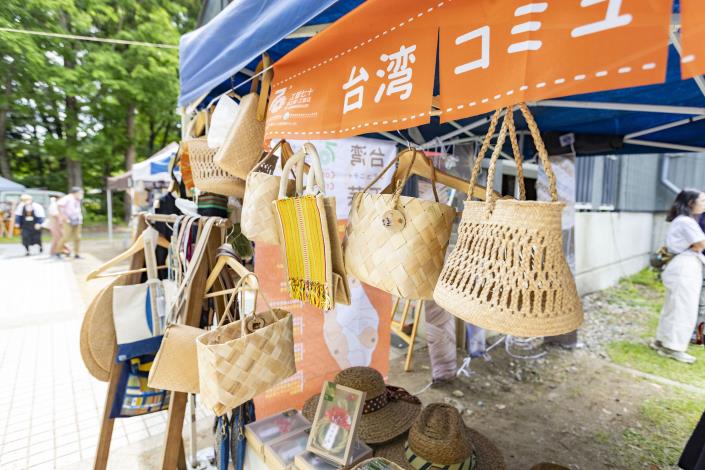 The NTCRI showcased Taiwanese community crafts such as persimmon-dyed fabrics and Indigenous weaving products, highlighting Taiwan’s diverse craft culture