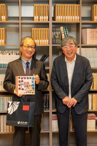 Minister Li presented Japanese architect Toyo Ito with a gift.