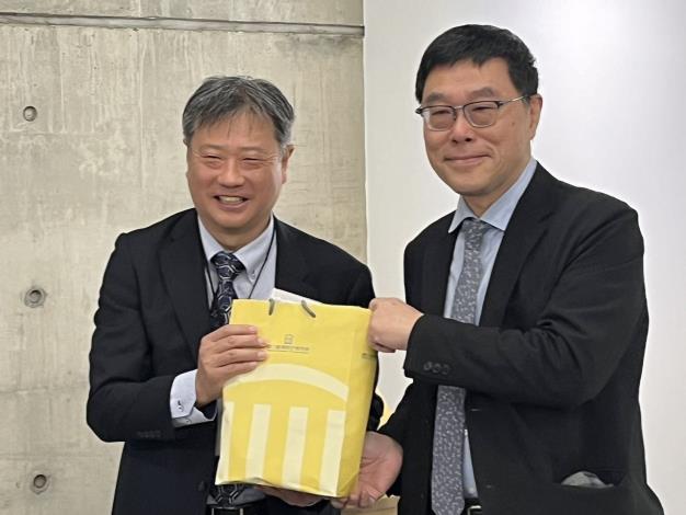 NMTH director Chang Lung-chih (right) and professor Hidaka Shingo (left), director of the Center for Cultural Resources Studies at National Museum of Ethnology in Japan