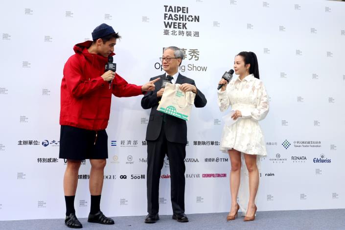 Minister of Culture Li Yuan carried a souvenir bag made of Taiwan’s recycled pineapple leaf fiber