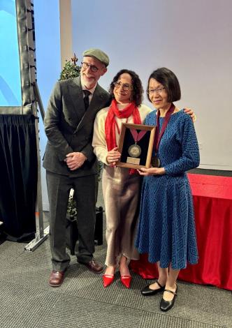 Poet Ling Yu (right), Ms. Jo-Ellen Newman Shomer (center), and Jonathan Stalling, the organizer of the Newman Literary Award, take a group photo at the award presentation ceremony