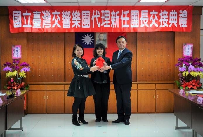 Outgoing acting director Lin Li-ju (left) hands over the seal to her successor, OuYang Hui-kang (right), while Deputy Minister of Culture Lee Ching-hwi (center) oversees the process