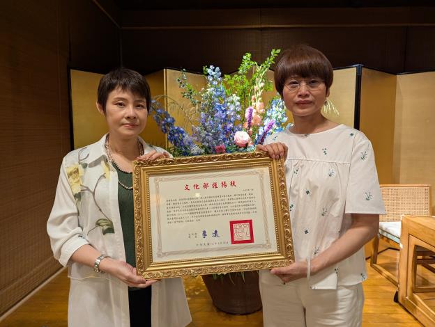 MOC presents posthumous certificate to late painter Dennis Hwang