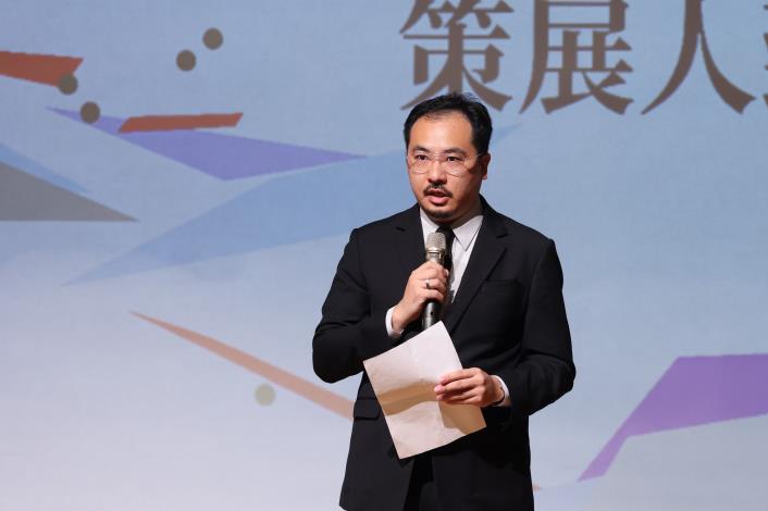 The chief curator Takamori Nobuo