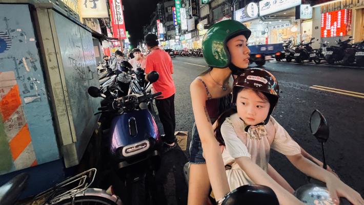 The film is set against the vibrant backdrop of a Taipei night market