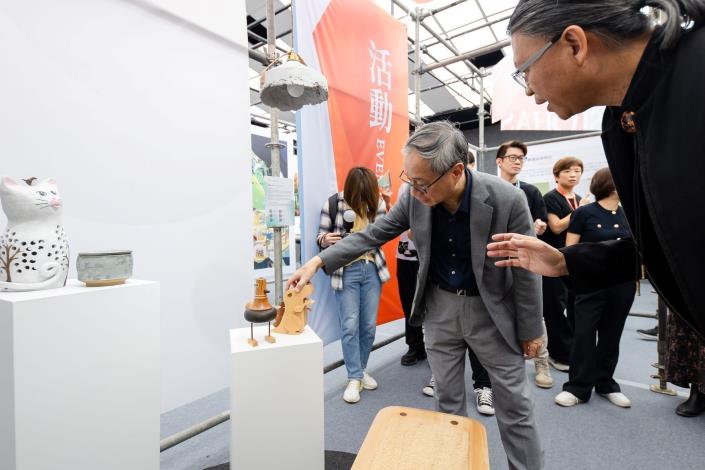 Minister Li visits the exhibition at the Taiwan Craft Festival 2025