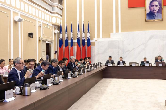 The Executive Yuan meeting is enlivened by the ‘a-We’ ita-bag.