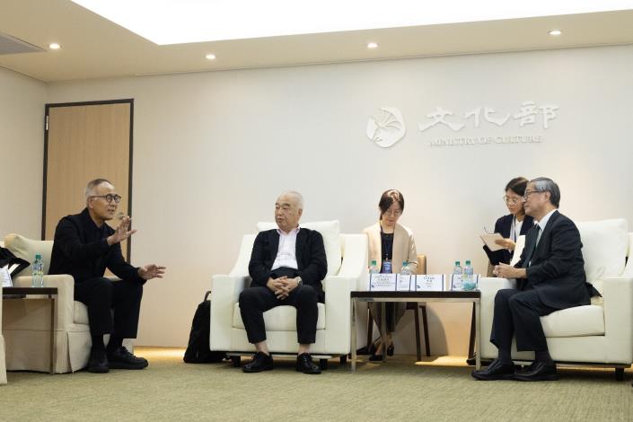 Minister Li Yuan (right) meets with Tokyo Film Festival senior programmer Kenji Ishizaka (left) and executive director of the Yokohama Arts Foundation Shinji Ono (2nd from left)