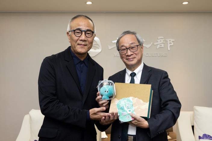 Minister Li Yuan (right) presents gifts to executive director of the Yokohama Arts Foundation Shinji Ono (left)