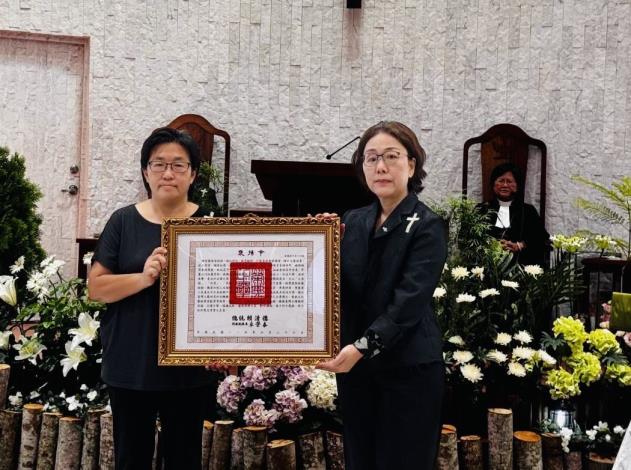 Deputy Minister of Culture Sue Wang (right) presented to late artist Chang Ching a presidential citation, which was accepted by Chang’s daughter, Chang Ping (left).