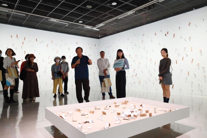 Exhibition curator Shih Jui-jen (middle)