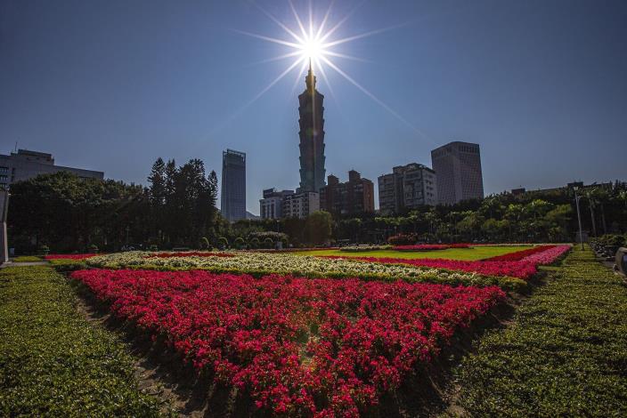 Sunrise at Taipei 101 by Chen Chih-hsiung.