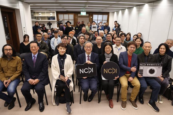 Ministe Li Yuan attended the opening event of the photo exhibition