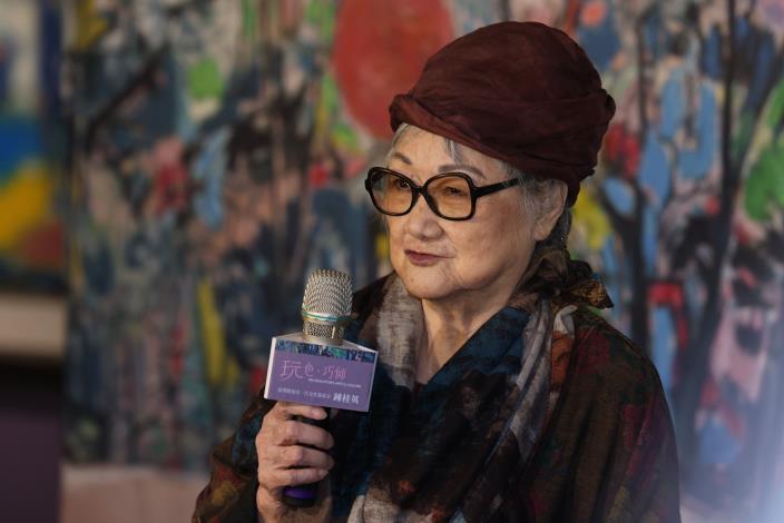 Artist Chung Kui-ying delivers a speech at the opening event